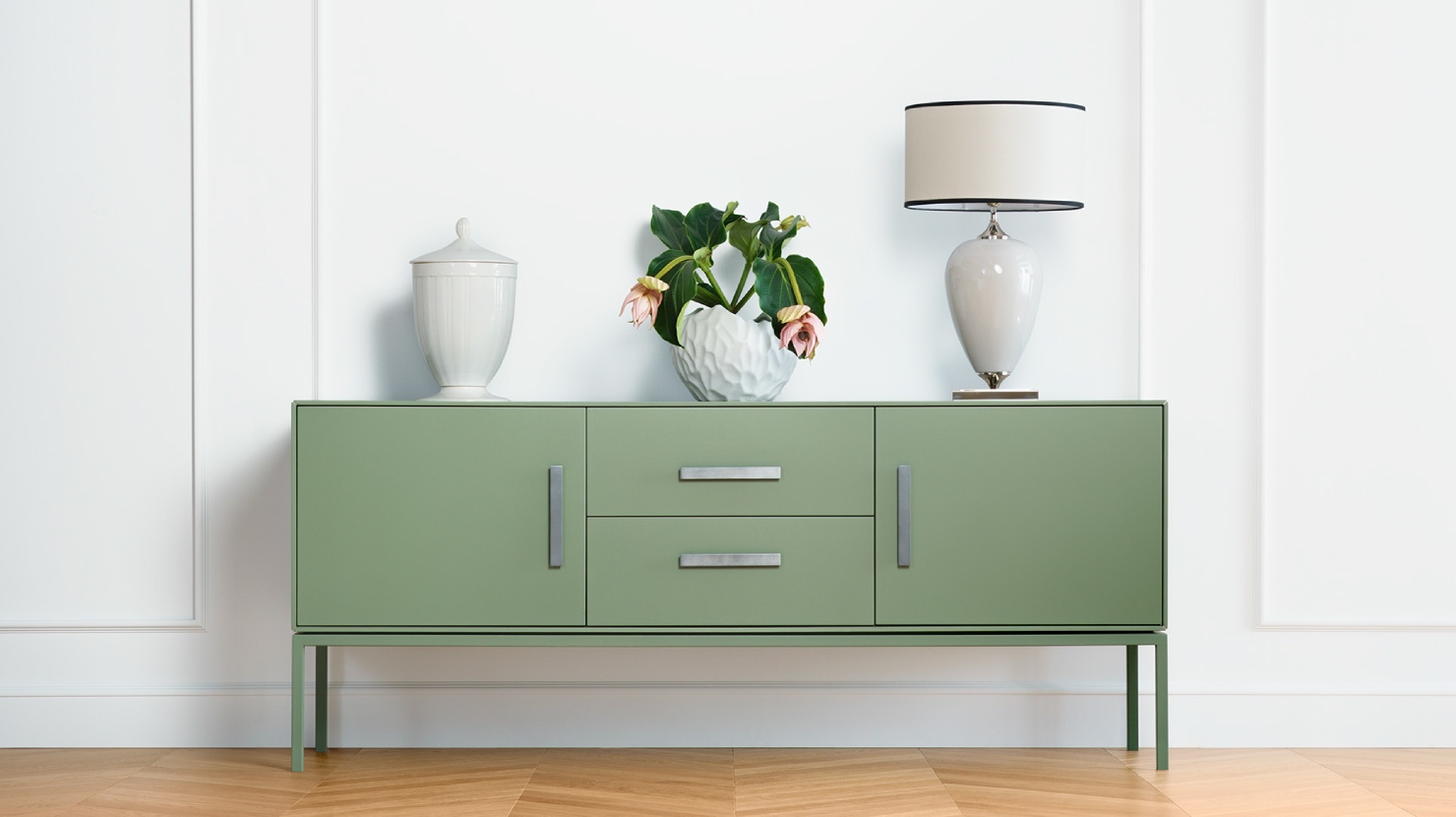 Credenza Milano in verde olivo con lampada da tavolo bianco lucido modello Infinity