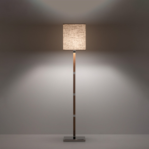 Lampada da terra Abilene accesa in legno