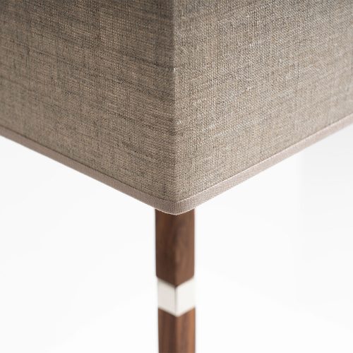 Lampada da tavolo Abilene canaletto frontale in legno noce canaletto dettaglio