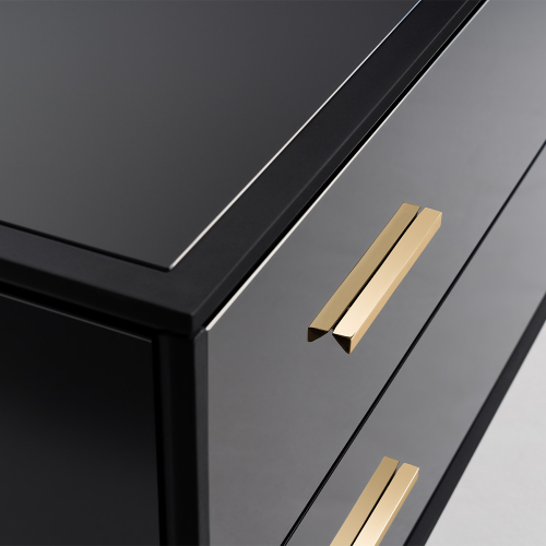 Comò Aspen nero con maniglie ottone lucido dettaglio