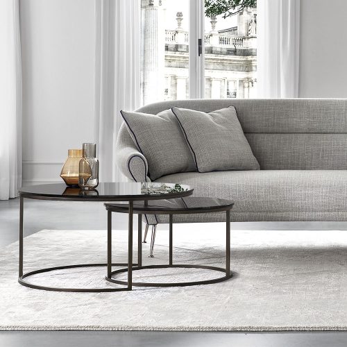 Tavolino Brass 60-80 in vetro total black foto ambientata in zona living