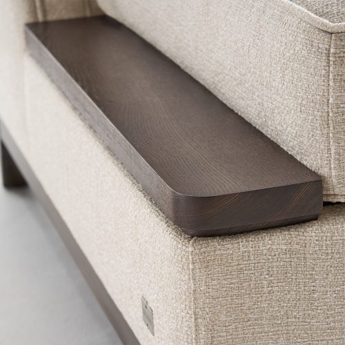 Divano letto Duetto dettaglio bracciolo in legno massello