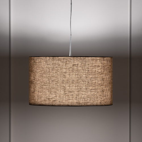 Sospensione Giotto con paralume beige in linen natural accesa