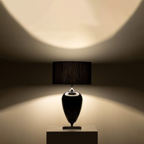 Lampada da tavolo Infinity nero lucido con paralume nero accesa