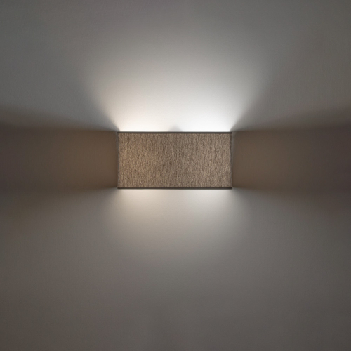 Lampada da parete Jamie con paralume beige linen natural accesa