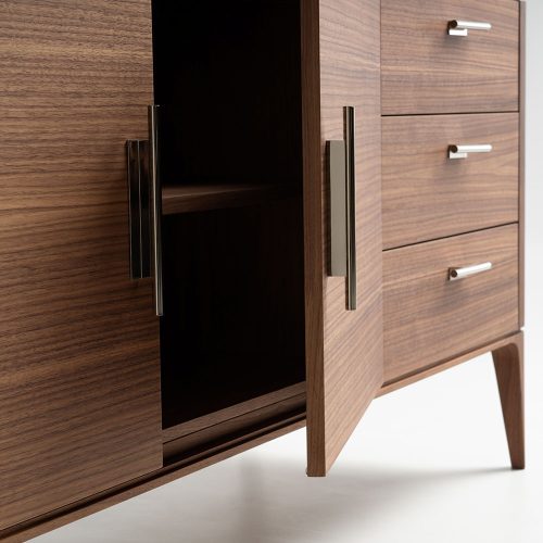 Credenza Club in legno noce canaletto dettaglio maniglie
