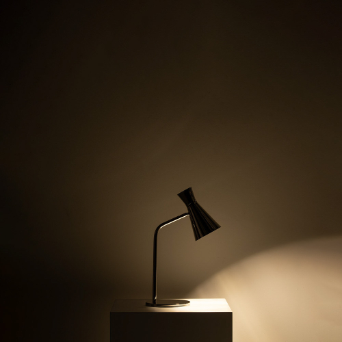 Lampada da tavolo Nelly in nichel accesa
