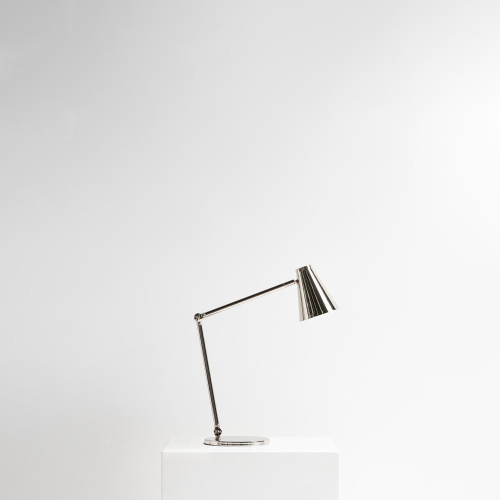 Lampada da tavolo Nelly con snodo finitura in nichel frontale