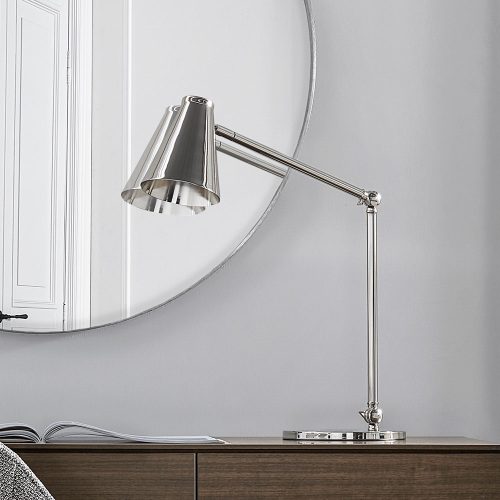 Lampada da tavolo Nelly con snodo finitura in nichel ambientazione