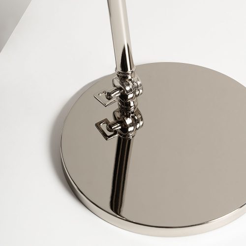 Lampada da tavolo Nelly con snodo finitura in nichel dettaglio struttura
