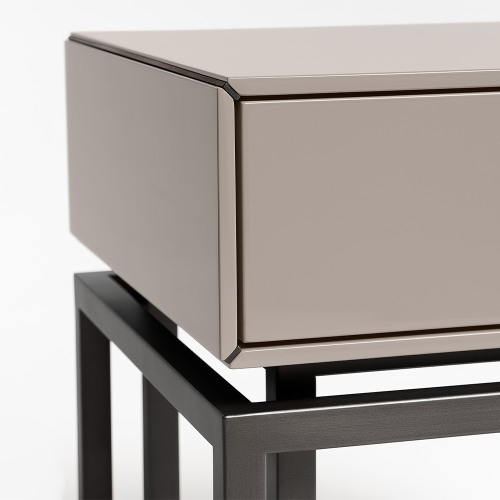 Comodino Oro finitura laccata greige foto dettaglio