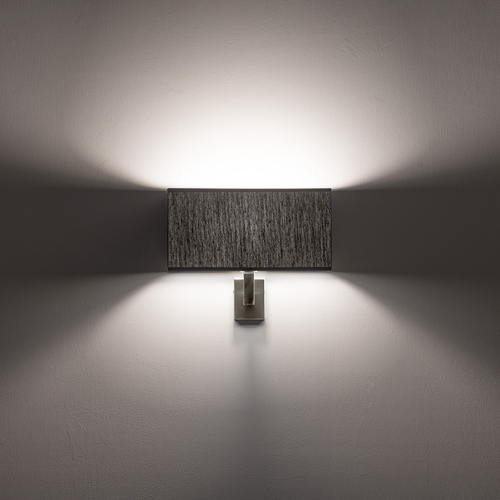 Lampada da parete Tornabuoni paralume nero shantung accesa