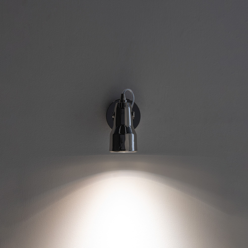 Lampada da parete Virgola finitura galvanica nichel accesa