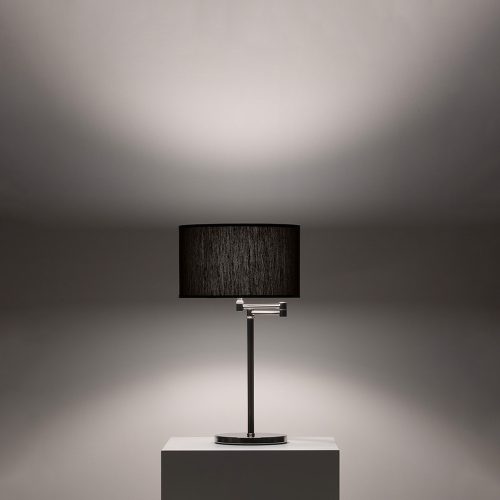 Lampada da tavolo William in nichel con paralume nero accesa