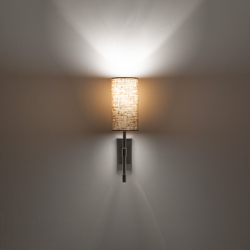Lampada da parete Yves singola paralume beige accesa