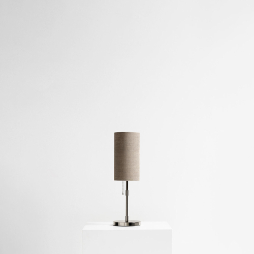 Lampada da tavolo Yves in nichel con paralume beige frontale