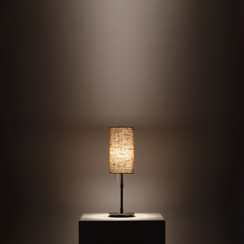 Lampada da tavolo Yves in nichel con paralume beige accesa