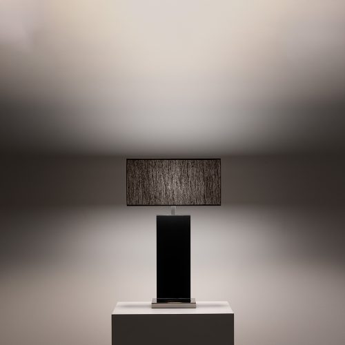 Lampada da tavolo Lexie nera con paralume nero accesa