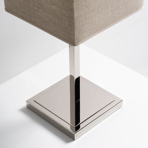 Lampada da tavolo Tornabuoni con finitura in nichel e paralume beige dettaglio base