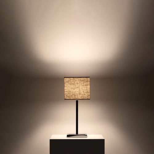 Lampada da tavolo Tornabuoni con finitura in nichel e paralume beige accesa