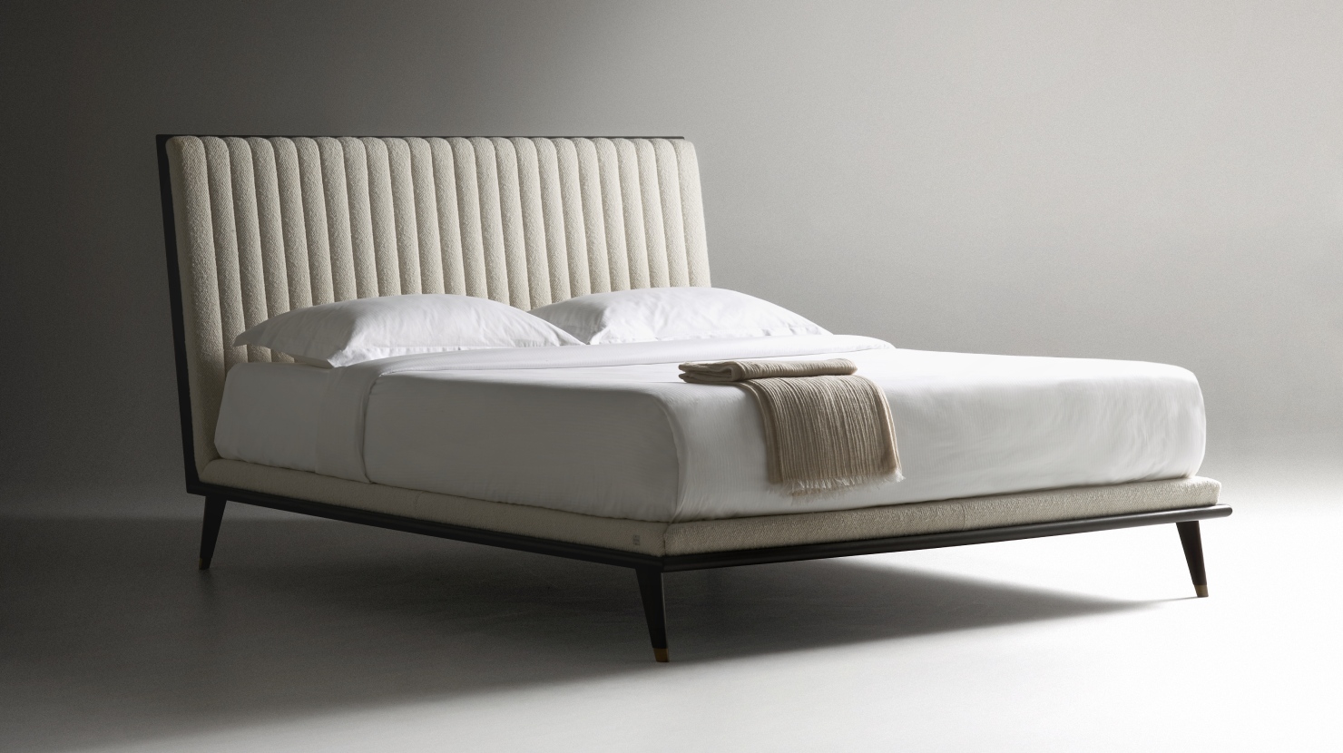 Elegant bed in mahogany solid wood