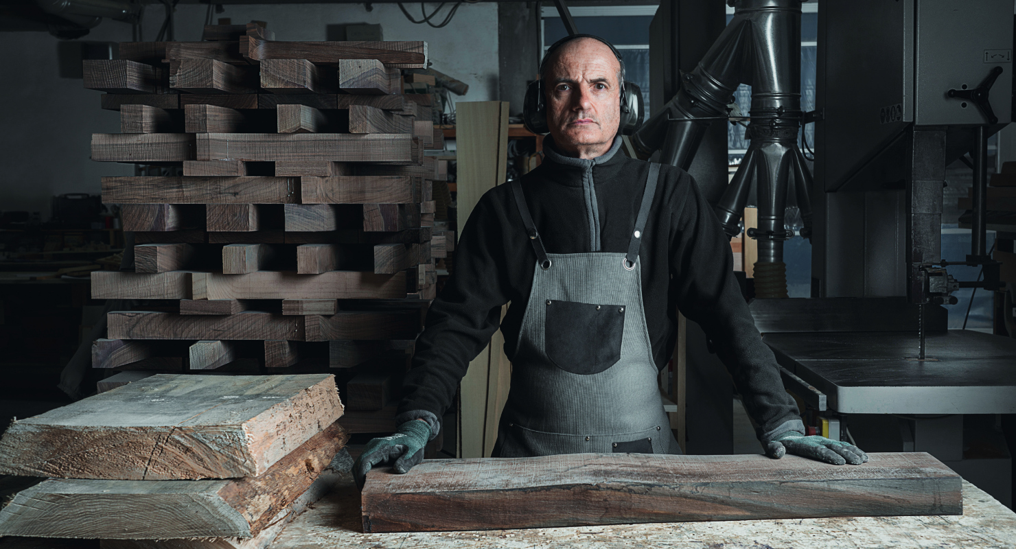 Artigiano Tosconova durante una fase di lavorazione manuale del legno